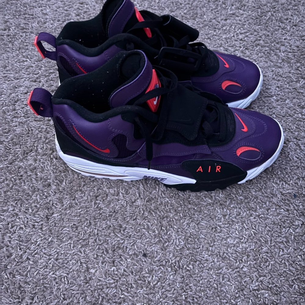 Nikes - Picture 2 of 4